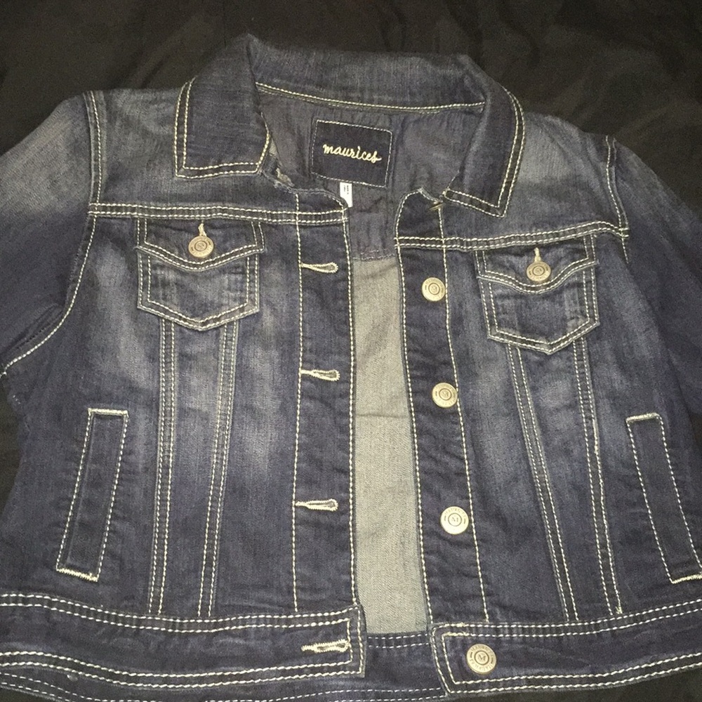 Detailed stylish short jean jacket